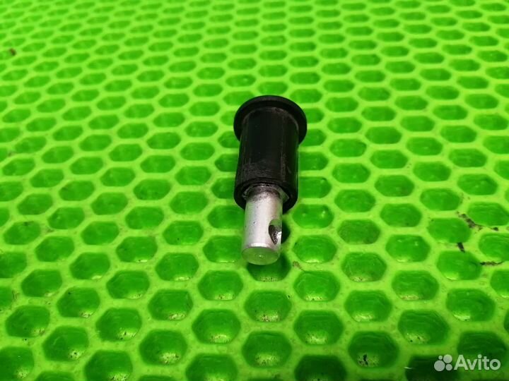 Болт крепления подножки на коляску Yoya