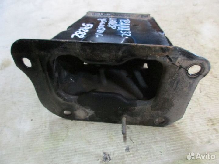 Кронштейн усилителя переднего бампера левый Nissan