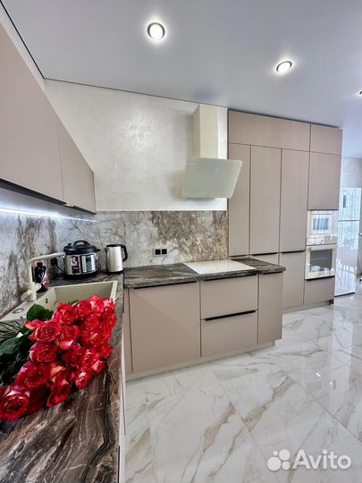 Угловая кухня под потолок на заказ