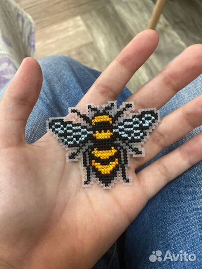 Значок в форме пчелы ручной работы