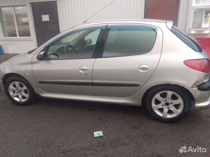 Peugeot 206 1.4 МТ, 2004, битый, 181 000 км