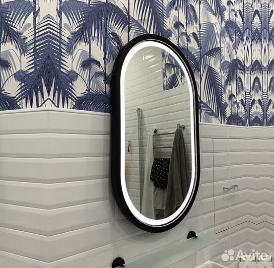 Зеркало в черной раме с подсветкой капсула