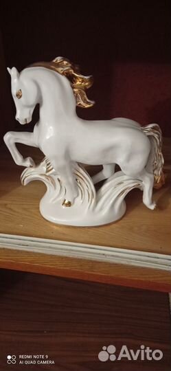 Фарфоровая статуэтка Конь