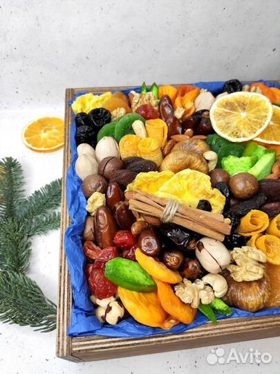 Подарочный набор орехов и сухофруктов