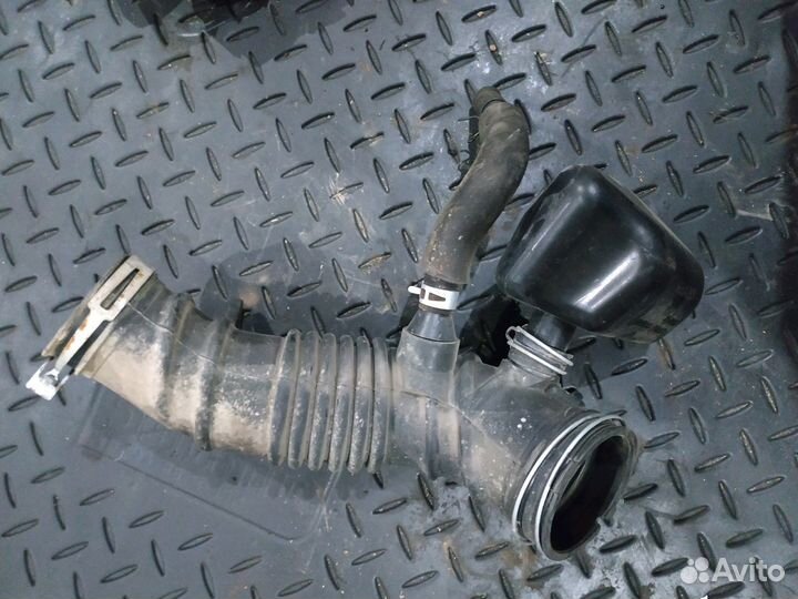 Патрубок воздуховода Toyota RAV4 2. 0 1az Fe