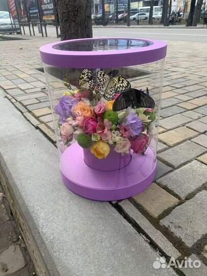 Цветы с живыми бабочками