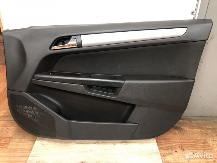 Обшивка передней правой двери Opel Astra h