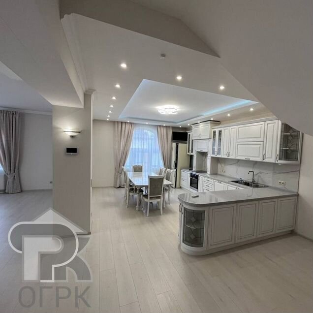 Коттедж 380 м² на участке 8 сот.