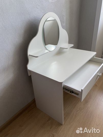 Детский туалетный столик