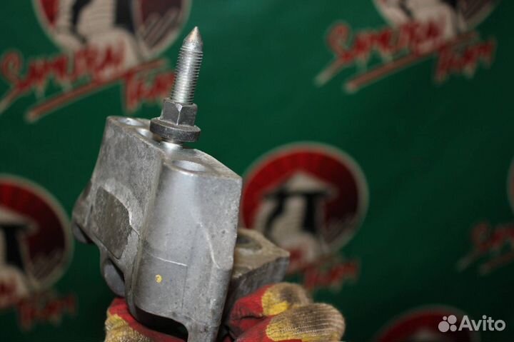 Кронштейн двигателя передний правый Toyota Avensis