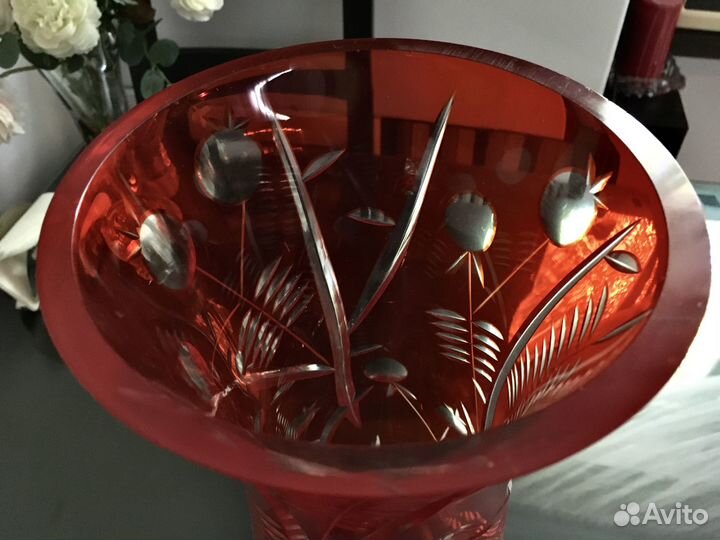 Интерьерные вазы из рубинового хрусталя