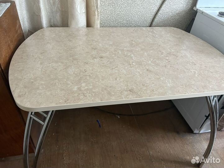 Стол и стулья