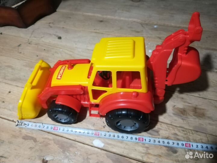 Игрушка трактор большой