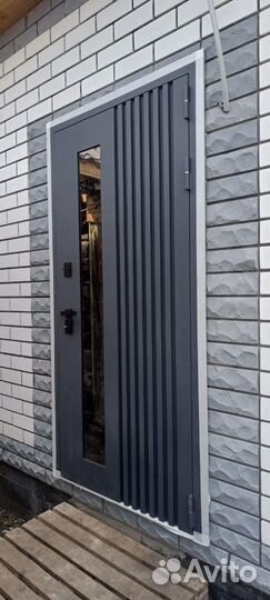 Уличная дверь в дом со стеклопакетом терморазрыв