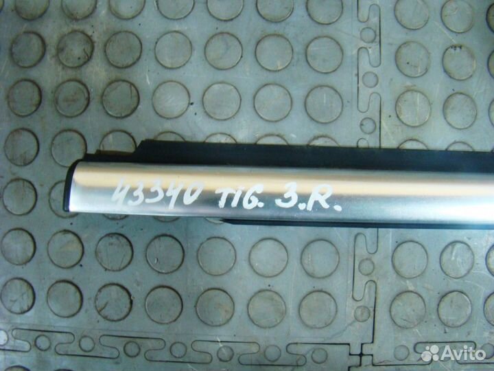 VW Tiguan 1 Накладка стекла заднего правого