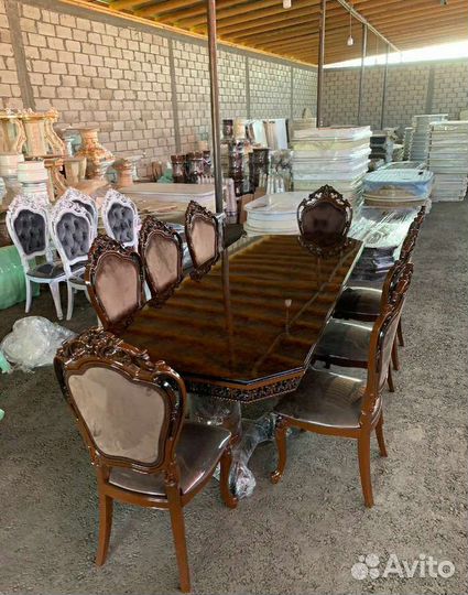 Стол и стулья