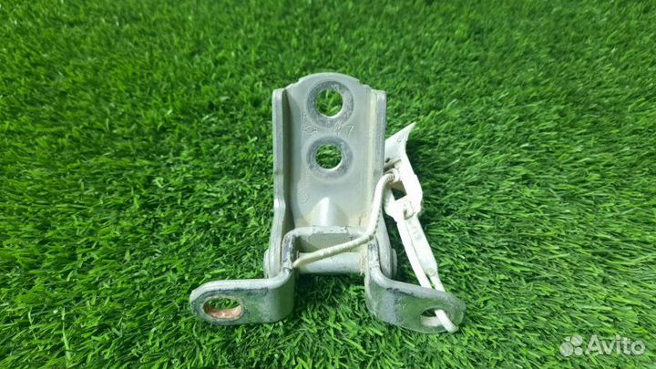 Петля двери нижняя передняя правая Nissan Almera