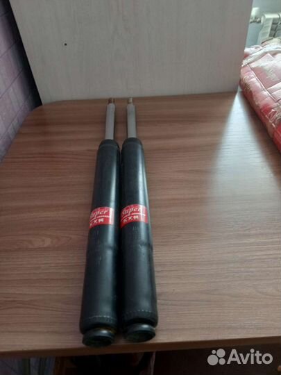 Передние стойки амортизаторов на Toyota carina