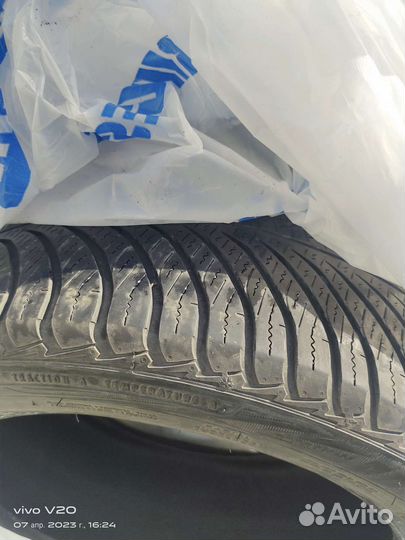 Goodyear Vector 4Seasons 215/45 R16