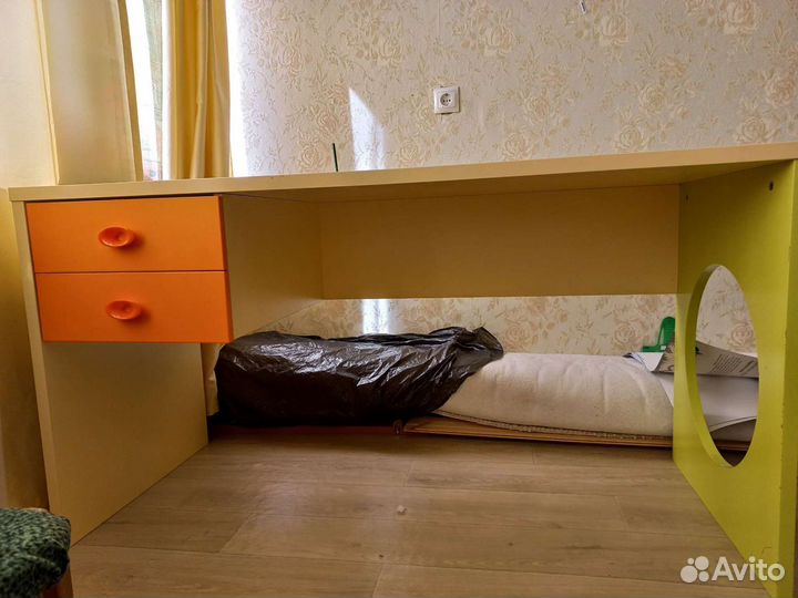 Школьный Стол и навесной шкаф