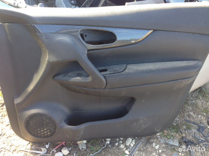 Обшивка двери передняя правая Nissan X-Trail Т 32