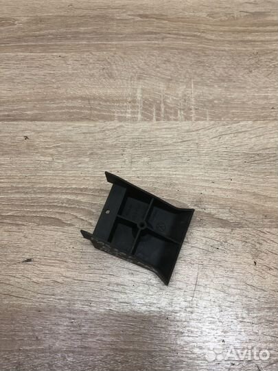 Крепеж салонного фильтра Фольксваген B5