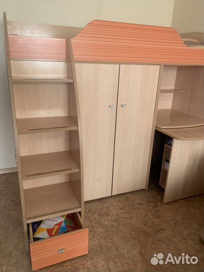 Детская кровать чердак со столом и шкафом