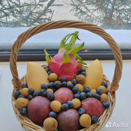 Подарочная корзина с фруктами и ягодами