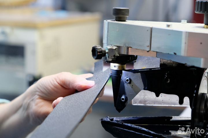 Сотрудник цеха по покраске деталей из кожи