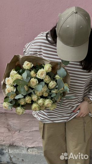 Букет дуо из кустовых роз и эвкалипта