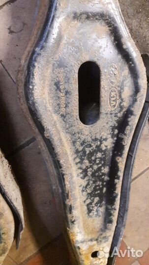 Рычаг поперечный задний Kia Sorento 2