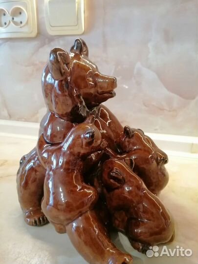 Медведица с медвежатами