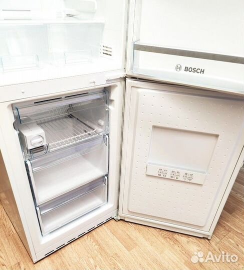 Холодильник Bosch KGN39Y20