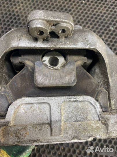 Подушка двигателя правая Volkswagen Bora 1998-2005