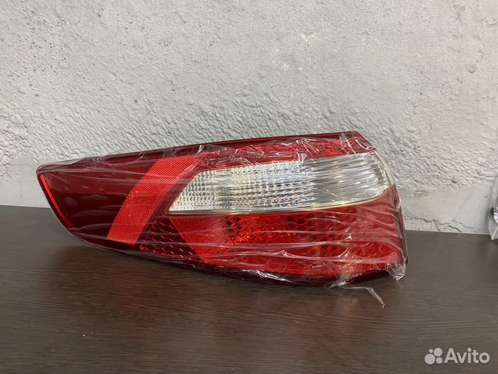 Kia Rio 3 задний левый фонарь