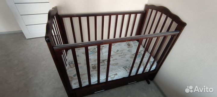 Детская кроватка с маятником и ящиком