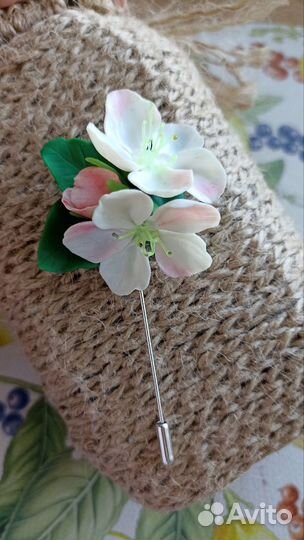 Брошь с цветами яблони