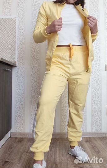 Женский спортивный костюм