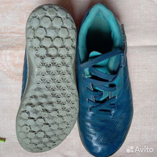 Бутсы, футболки, футбольные гетры