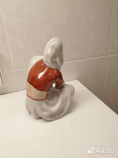 Фарфоровая статуэтка