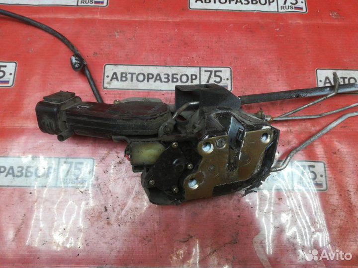 Замок двери передний правый Toyota Corolla EE111