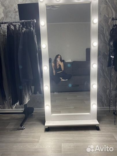 Гримерное зеркало с лампочками