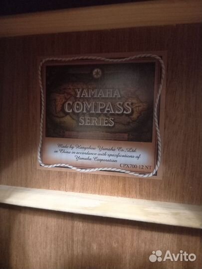 12-струнная электроакустическая гитара Yamaha