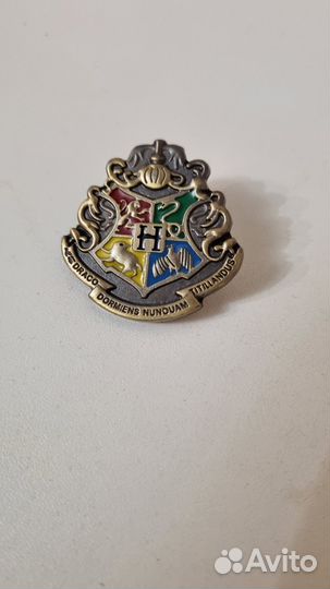 Значки и броши разные
