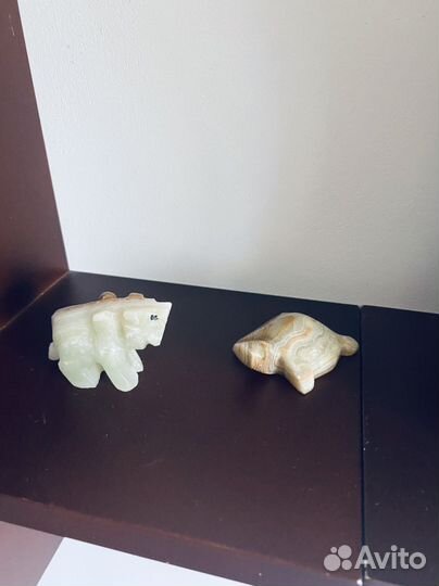 Каменные статуэтки, ваза, яйцо