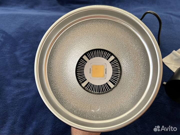 Осветитель Godox SL60W студийный