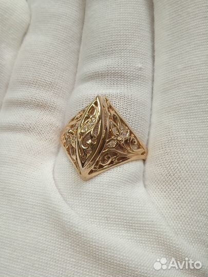 Кольцо с синтетическим камнем Золото