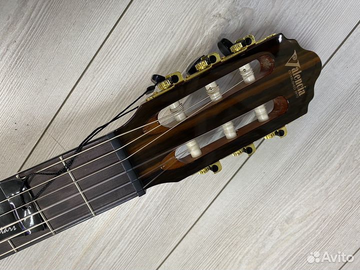 Классическая гитара Valencia