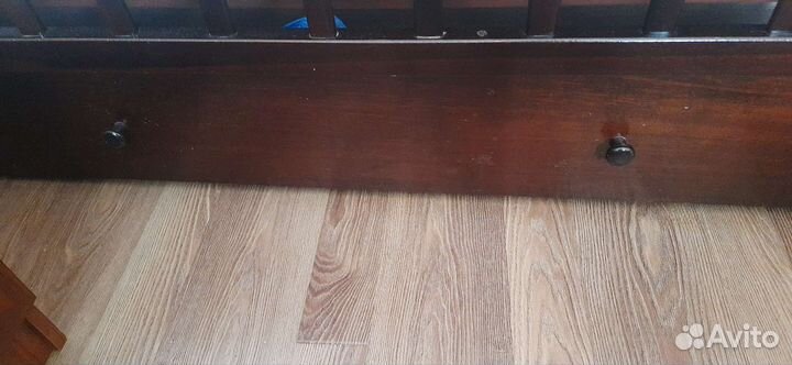 Детская кроватка с маятником и ящиком