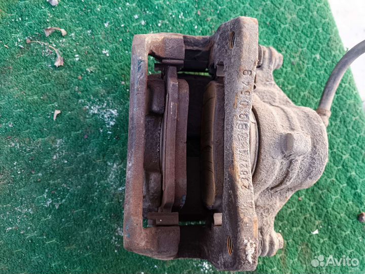 Суппорт передний левый Toyota Corolla 8 E110 2000г